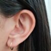 ⁦זוג עגילי חישוק זהב 14K חיתוכי לייזר 15 מ"מ⁩ – תמונה ⁦2⁩