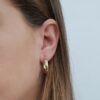 ⁦עגילי חישוק זהב לבן/ צהוב – חישוק חלק עבה 24 מ”מ⁩ – תמונה ⁦2⁩
