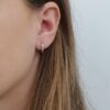 ⁦עגילי חישוק זהב לבן/ צהוב – חישוק האגיס מנצנץ בינוני⁩ – תמונה ⁦3⁩