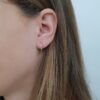 ⁦עגילי חישוק זהב לבן/ צהוב – חישוק האגיס מנצנץ בינוני⁩ – תמונה ⁦2⁩