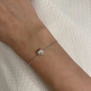 צמיד עם תליון מרחף משובץ לב מעבדה