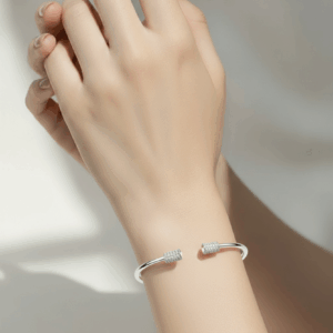 צמיד בנגל “AURA” משובץ 1.2 קראט